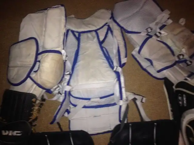 equipement gardien but hockey balle cosom gant jambière plastron in Other in Laval / North Shore - Image 9