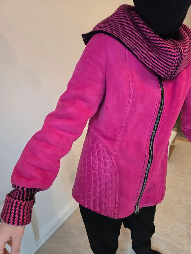 Short Leather Sheepskin Jacket - Medium in Women's - Tops & Outerwear in City of Montréal - Image 5