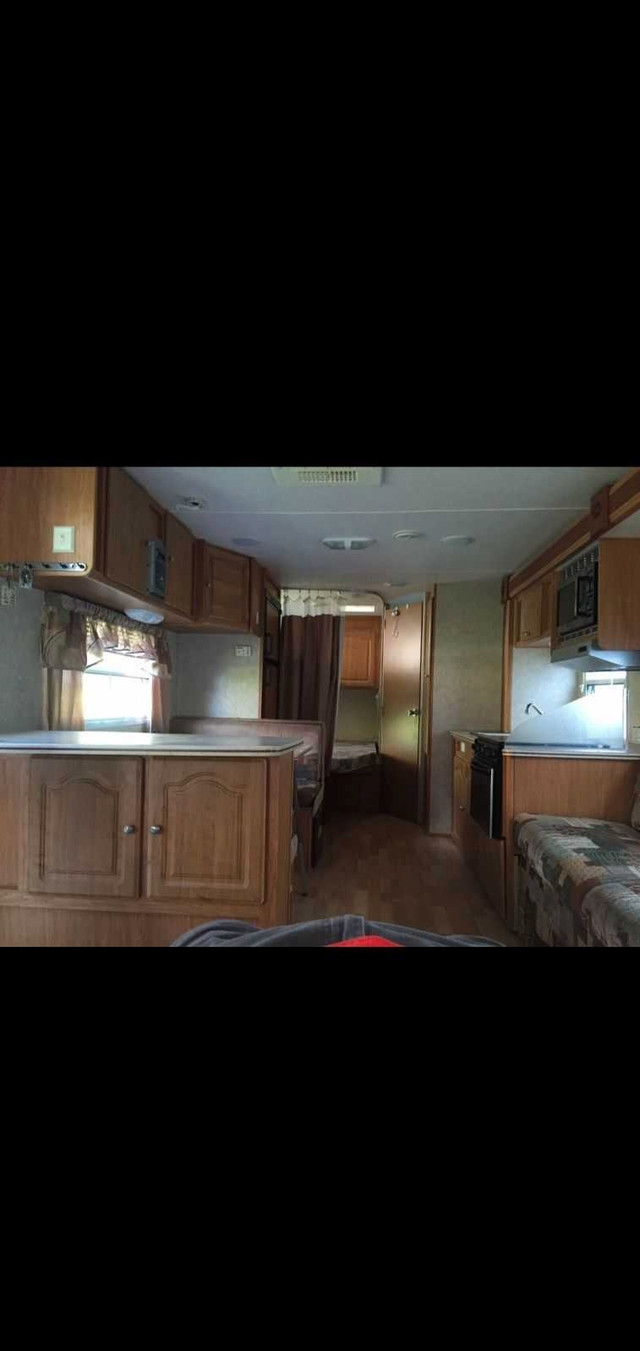 2006 FOREST RIVER SURVEYOR 30ft in Travel Trailers & Campers in London - Image 2