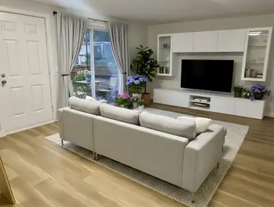 Grand 3 1/2 très bien situé à Sainte-Julie entièrement rénové. Cuisine moderne et fonctionnelle. Sal...