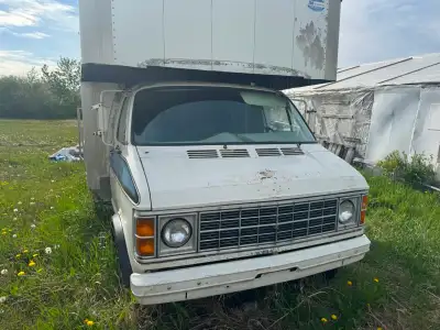 Was a motorhome, now has an aluminum box. A project started but have no time to finish. The motor 36...
