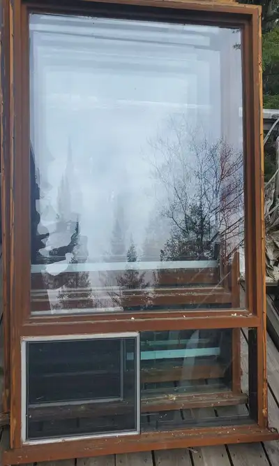 These 6 windows are the original ones from the 70's made with real hard wood. They're still in a goo...