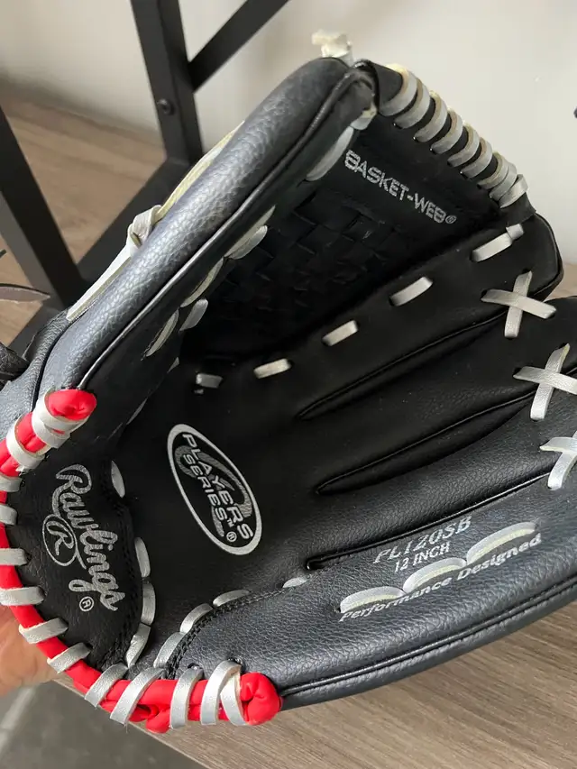 Hardly used youth baseball gloves- size 12inch in Baseball & Softball in Markham / York Region - Image 4