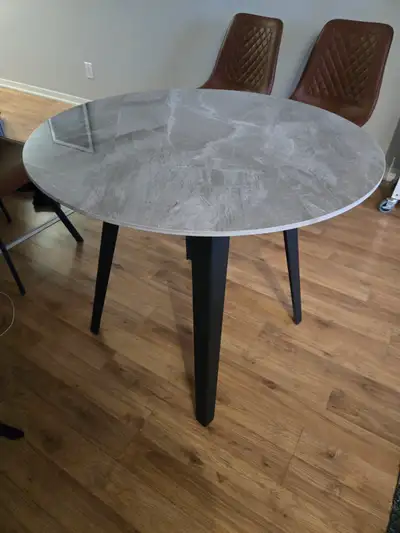 Tuvo Structube Table - Like New, View more