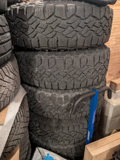 5 roue Jeep 33 pouce de route 5x127 en bonne condition encore bon pour 2 ou 3 ans pneu 4 saison