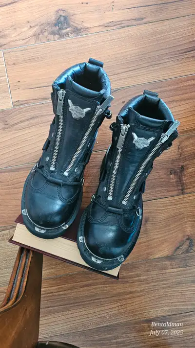 Ladies motorcycle boots Harley Davidson Excellent condition. Worn by passenger for one season only....