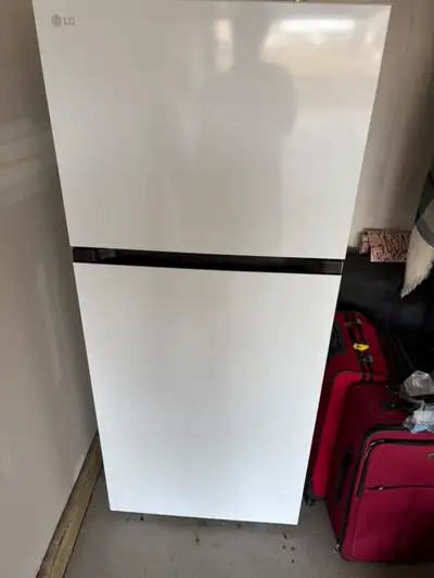 Gently used LG Fridge. We moved to a new home where the appliances came with so we have no use for t...