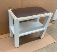 A small hall entrance shoe bench