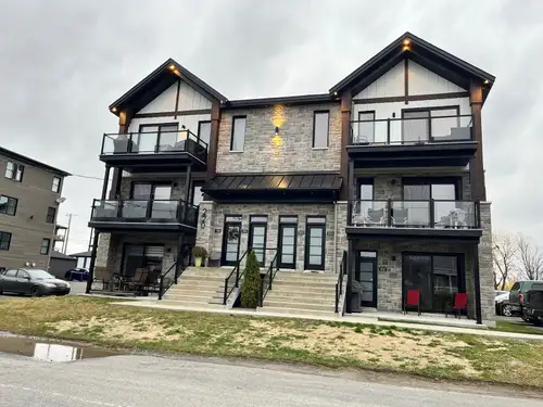 Grand 5 1/2 style condo Disponible 1 mai 2026 - situé au 2e étage - 1 stationnement -1 remise ext -...