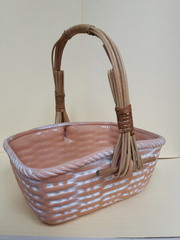 Unique Vintage Pottery Woven Basket with Twig and Twine Handle in Arts & Collectibles in Mississauga / Peel Region - Image 2