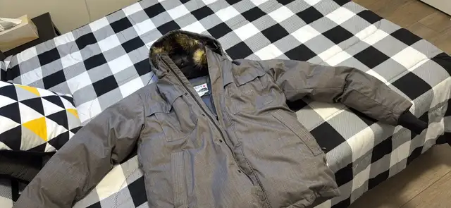 Quartz Men’s winter parka - Large in Men's in Strathcona County - Image 2