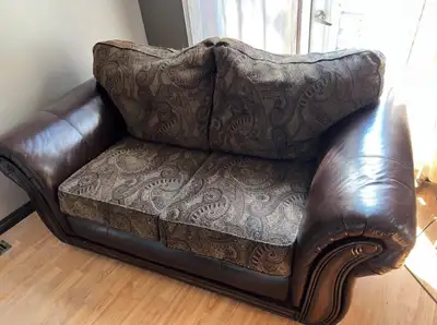 No rips or issues, comfy, just getting new furniture. Pick up in cochrane