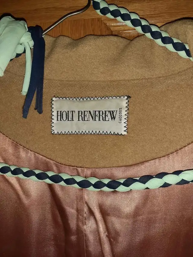 Fur coat/ manteau de fourrure - Holt Renfrew in Women's - Tops & Outerwear in Laval / North Shore - Image 4