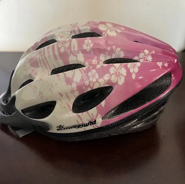 Schwinn Women's Bike helmet (S/M) in Clothing, Shoes & Accessories in City of Toronto - Image 3