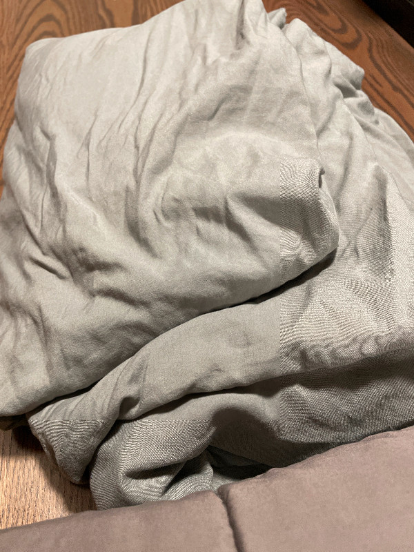 LIKE NEW Queen Weighted blanket & duvet cover— 50 OBO in Bedding in Kingston - Image 4