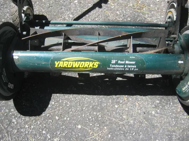 Yardworks 18-inch Reel Mower in Lawnmowers & Leaf Blowers in Mississauga / Peel Region - Image 3