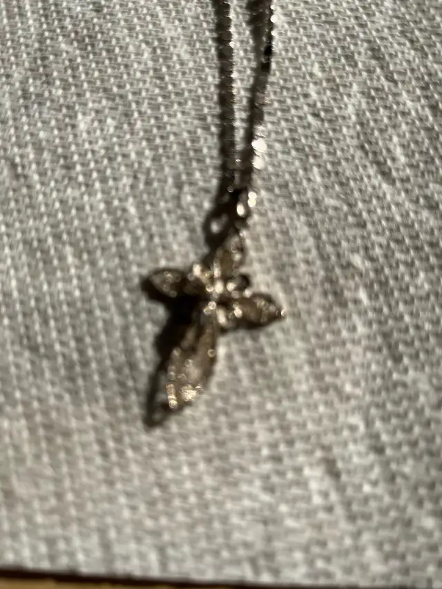 Sterling Cross Necklace in Jewellery & Watches in Ottawa - Image 4