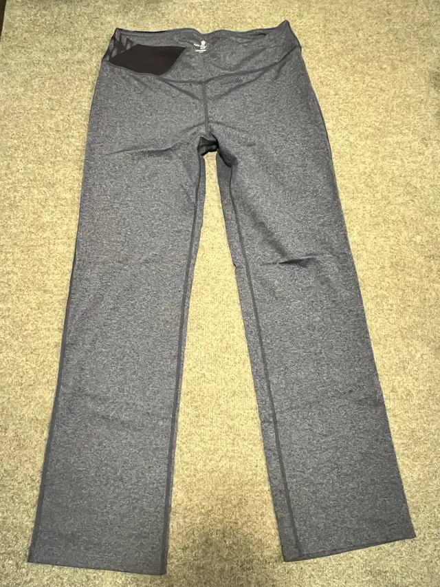 Medium Yoga Pants in Women's - Bottoms in Edmonton - Image 3