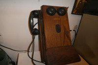 Téléphone ancien avec combiné en bakelite et sa boite en bois av