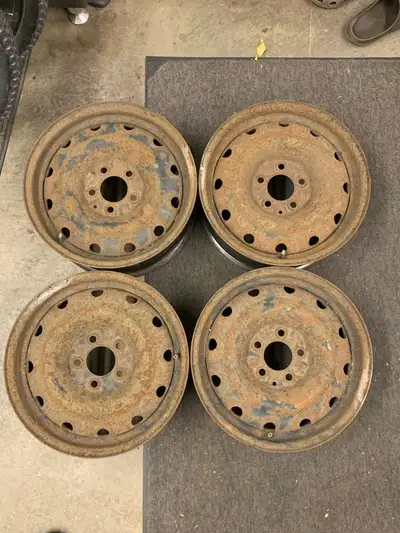 Size: 16x6.5 Bolt Pattern: 5x114.3 Offset: +39mm Center Bore: 71.8mm Finish: Black (Rusted) Conditio...