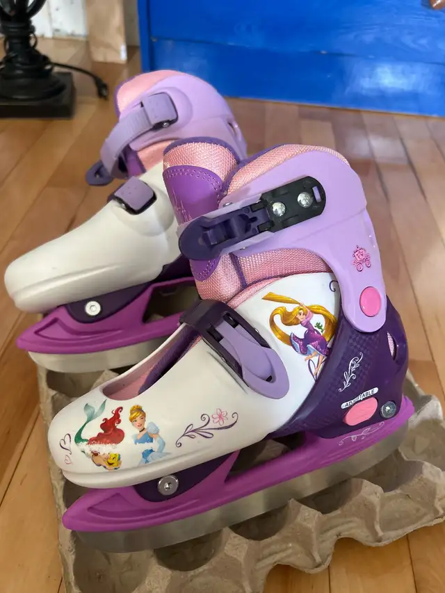 12y-2 adjustable skates and helmet in Skates & Blades in Ottawa - Image 7