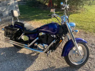 2004 Honda Shadow Sabre 1100 Violet Flames 47,179 km Extras include 3 helmets Extra seat Windshield...
