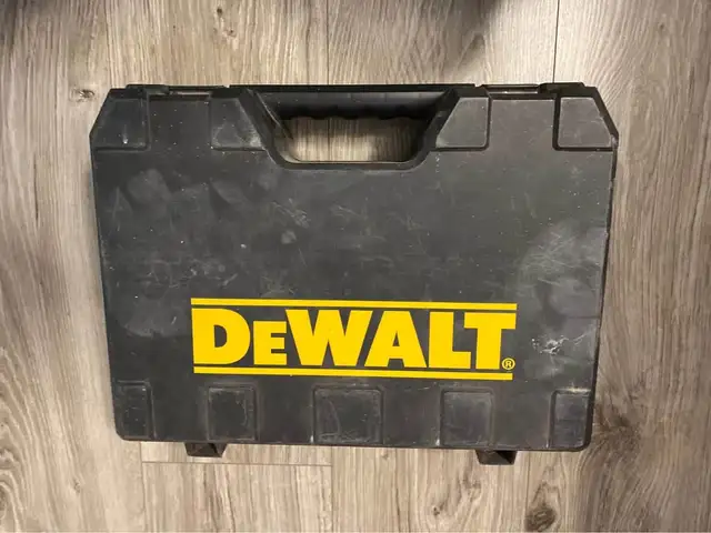Dewalt carrying case, 18v batteries, charger, accessory set in Power Tools in Calgary - Image 3