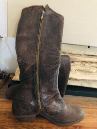Brown boots - Donald J Pilner