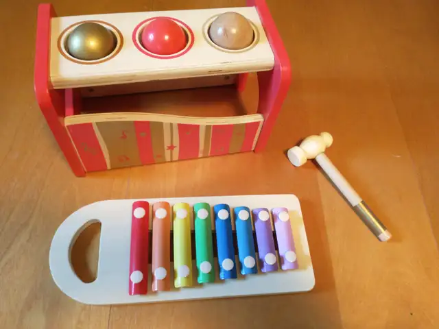 HAPE Pound & Tap Bench with Slide Out Xylophone in Toys in Markham / York Region - Image 2