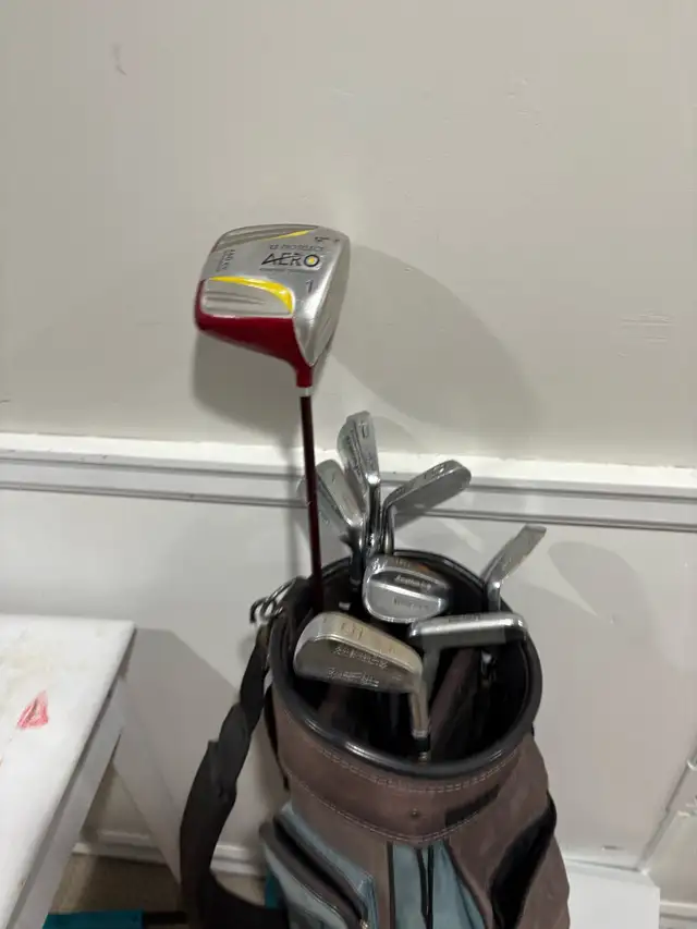 women’s right handed golf clubs and bag  in Golf in Guelph - Image 7