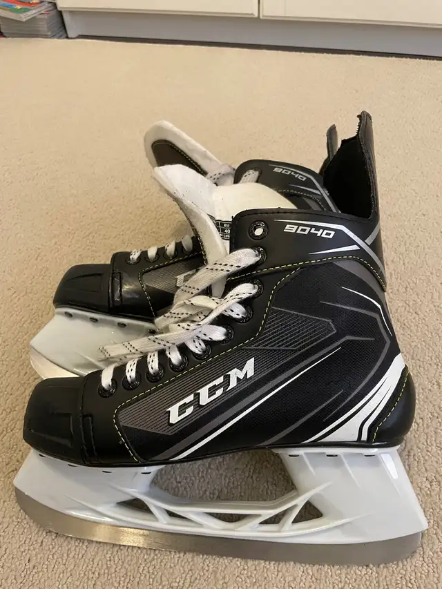 CCM Skates - men’s size 6 in Skates & Blades in Markham / York Region - Image 4