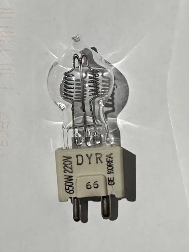 Ampoule DYR 650w 220v Bulb Tungsten in General Electronics in City of Montréal - Image 2