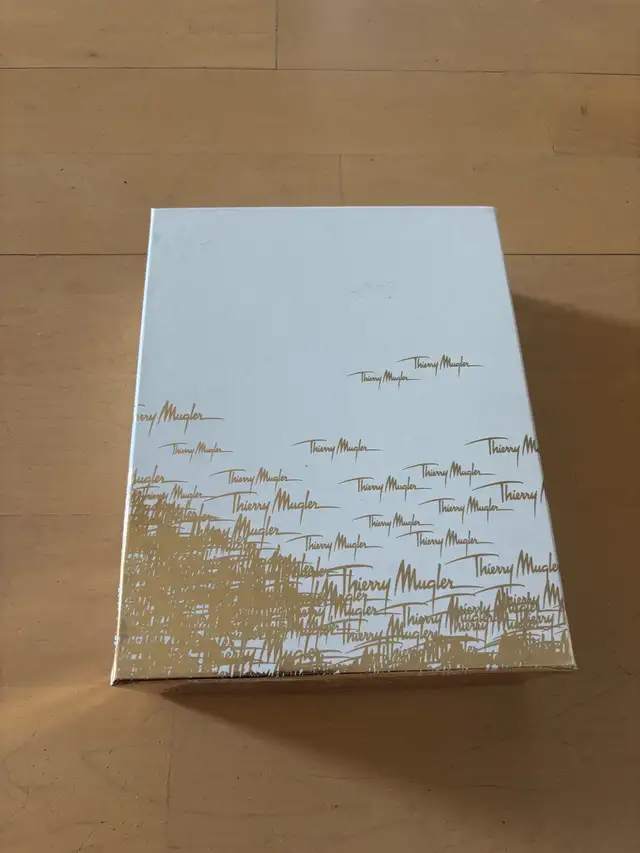 Empty Gift Box - THIERRY MUGLER - Boîte à Cadeau Vide  in Other in City of Montréal - Image 2