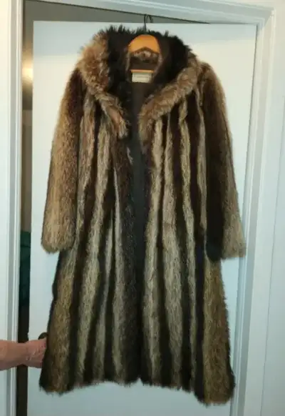 Manteau de chat sauvage pour femme grandeur small les fourrure guindon il a été porté une fois seule...