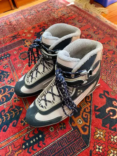 women's ice skates (size 9), View more
