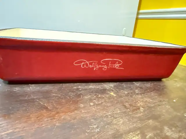 EUC Wolfgang Puck Red Enameled Cast Iron Lasagna Casserole Pan in Kitchen & Dining Wares in Oshawa / Durham Region - Image 6