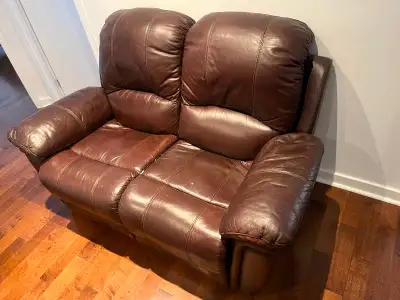 À donner!!!! Divan cuire style lazyboy Largeur 62 pouces Hauteur 40 pouces Profondeur 41 pouces Les...
