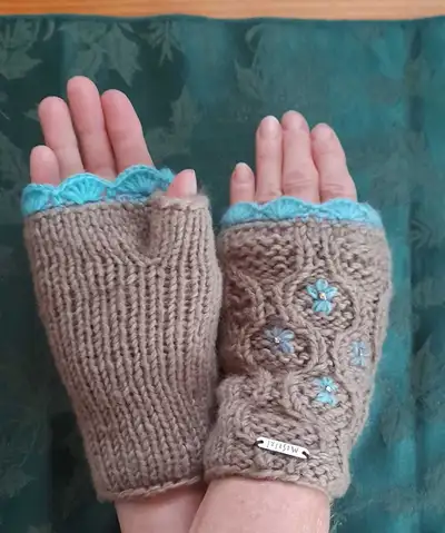 MOSHIKI fingerless gloves/handwarmers, View more
