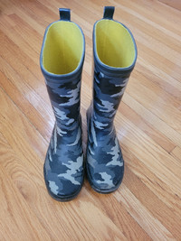 Size 4 kids - rubber boots - like new