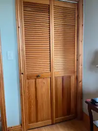 Single Louvred Wooden Bifold Closet Door