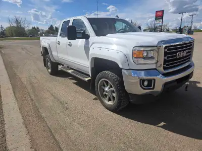 2015 gmc 2500hd 6.0 liter gas ...leather interior with heated seats drivers seat is power...power lo...