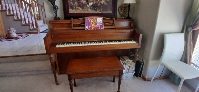 Haddon Hall Upright Piano in excellent condition in Pianos & Keyboards in Regina - Image 2