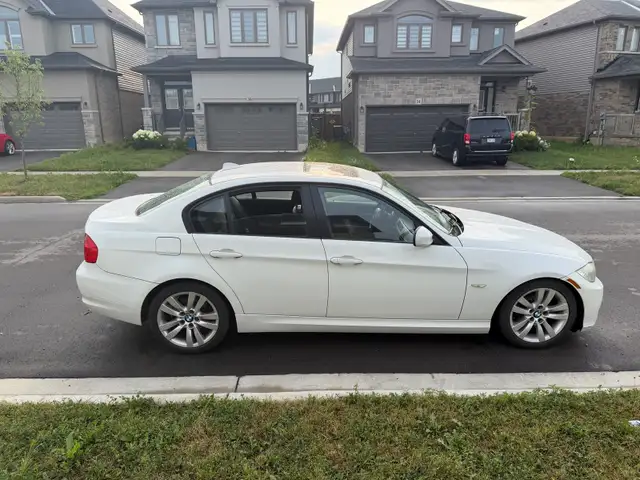 BMW 323i 2011 523046199398901767