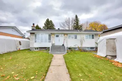 Income property. Can rent main floor, a 3 bedroom for 2500. Or basment a 2 Bedrooms for 1800 has sep...