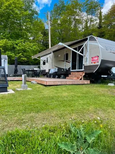 À vendre : Roulotte Shasta Revere 32 pieds 2018 - 39999 $ ✨ Plage Des Laurentides Profitez de cette...
