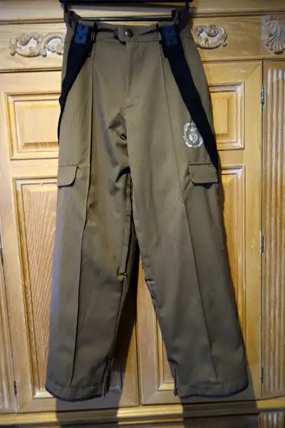 Excellent high quality brown snowboarding pants by MISSIONSIX. These are in fantastic shape only wor...