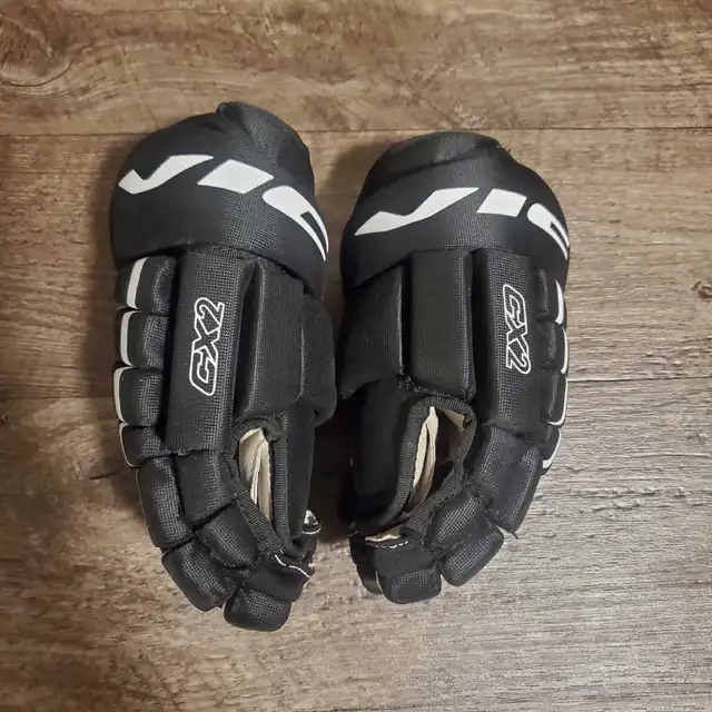 New 11" Jr. VIC Hockey Gloves  Kids Hockey Gloves  in Hockey in Barrie - Image 4
