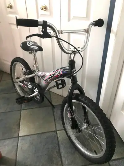 Vélo (bike) Mongoose roues 18po avec frein à main et aux pédales, View more