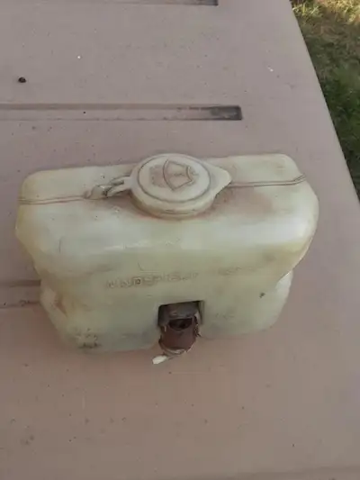 1985-1995 Suzuki Samurai Windshield Wiper Tank OEM removed from a 1988 Suzuki Samurai. BY