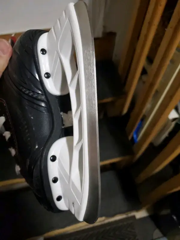 Bauer N5 Kids Hockey Skates Y12 in Skates & Blades in City of Montréal - Image 5